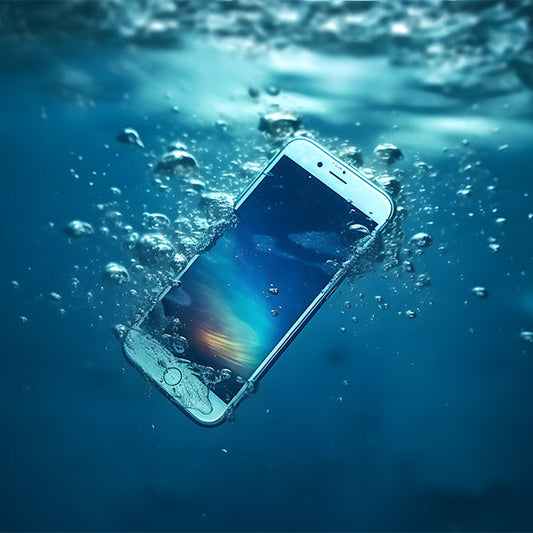 Handy ins Wasser gefallen? So retten Sie Ihr Smartphone!